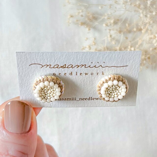 天然石(珊瑚)とスパンコールのお花 ビーズ刺繍ピアス/イヤリング