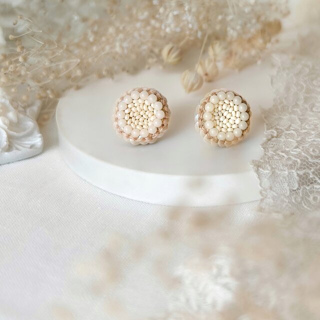天然石(珊瑚)とスパンコールのお花 ビーズ刺繍ピアス/イヤリング