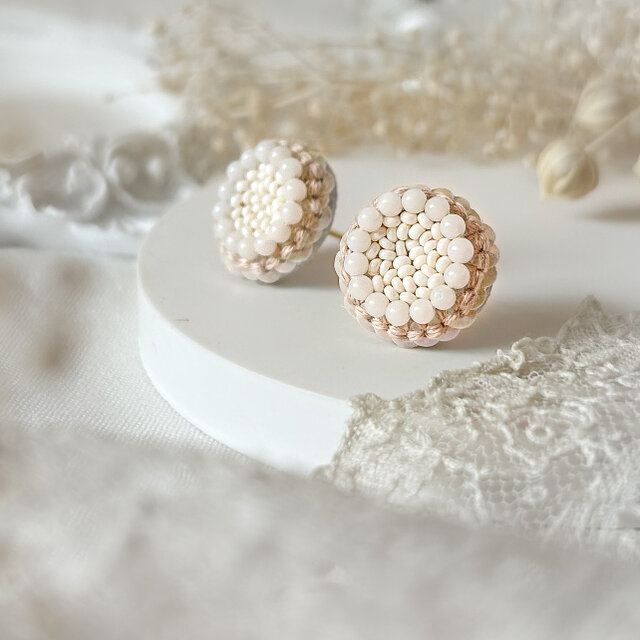 天然石(珊瑚)とスパンコールのお花 ビーズ刺繍ピアス/イヤリング