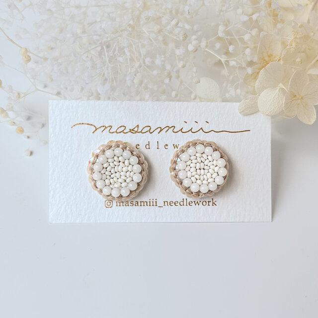 天然石(珊瑚)とスパンコールのお花 ビーズ刺繍ピアス/イヤリング