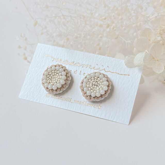 天然石(珊瑚)とスパンコールのお花 ビーズ刺繍ピアス/イヤリング
