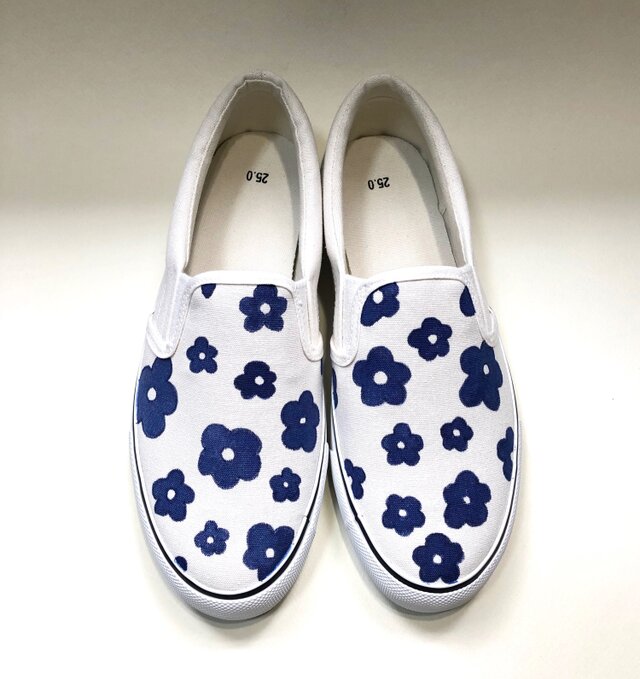 手描きのデイジー柄スリッポン (紺花) 22.5cm〜25.5cm・SS〜３Lサイズ