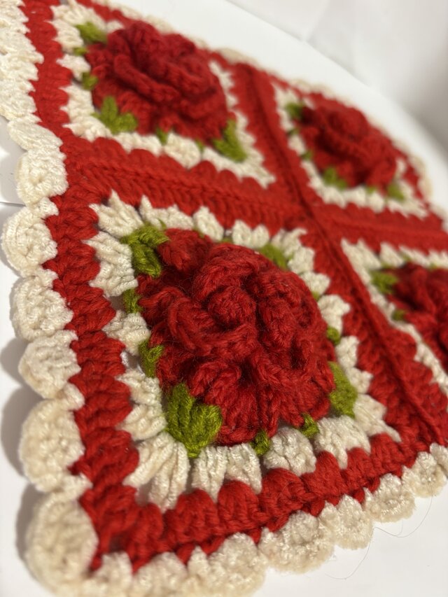 かぎ針編み ぷっくり薔薇のマルチカバー ローズレッド ギフト