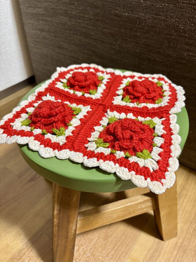 かぎ針編み ぷっくり薔薇のマルチカバー ローズレッド ギフト