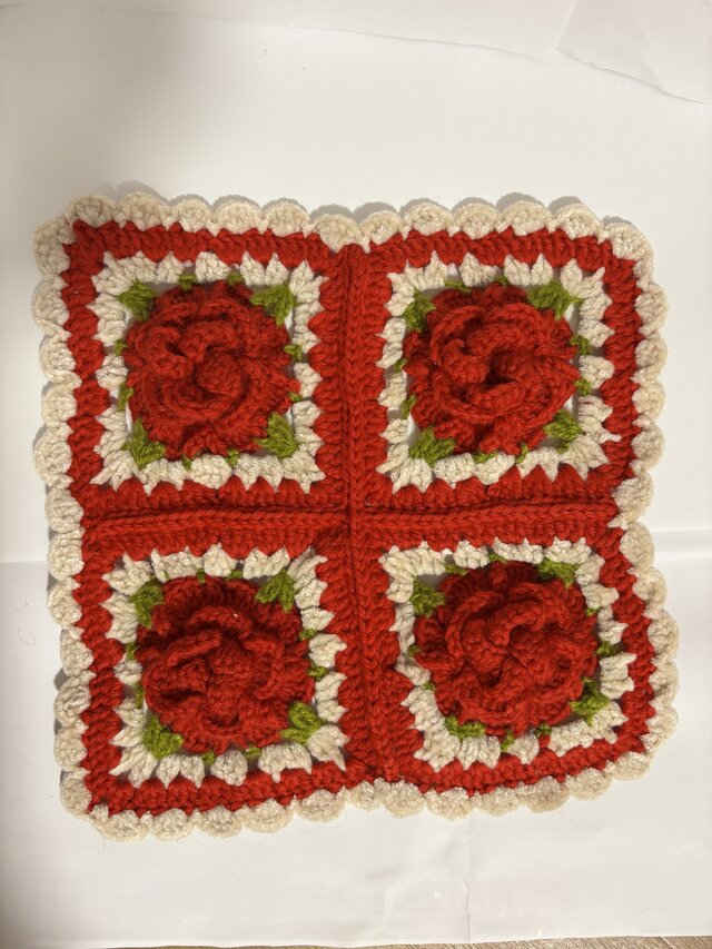 かぎ針編み ぷっくり薔薇のマルチカバー ローズレッド ギフト