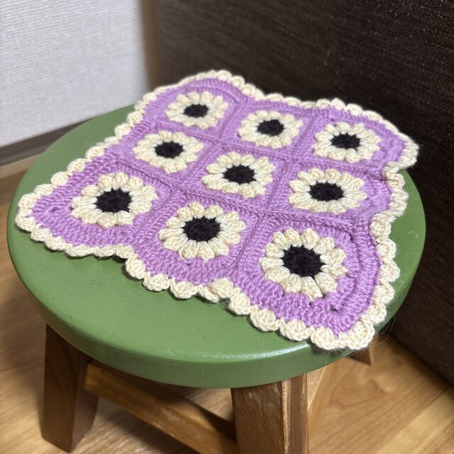 ぷっくり。お花のモチーフ編み　ハンドメイド　マルチカバー かぎ針編み ぷっくりお花のマルチカバー ラベンダーパープル