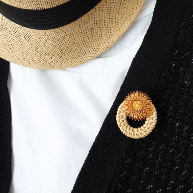 ひまわりとラタンのオレンジブローチ｜絹糸×天然ラタン｜ナチュラルで華やか｜ギフトにもおすすめ