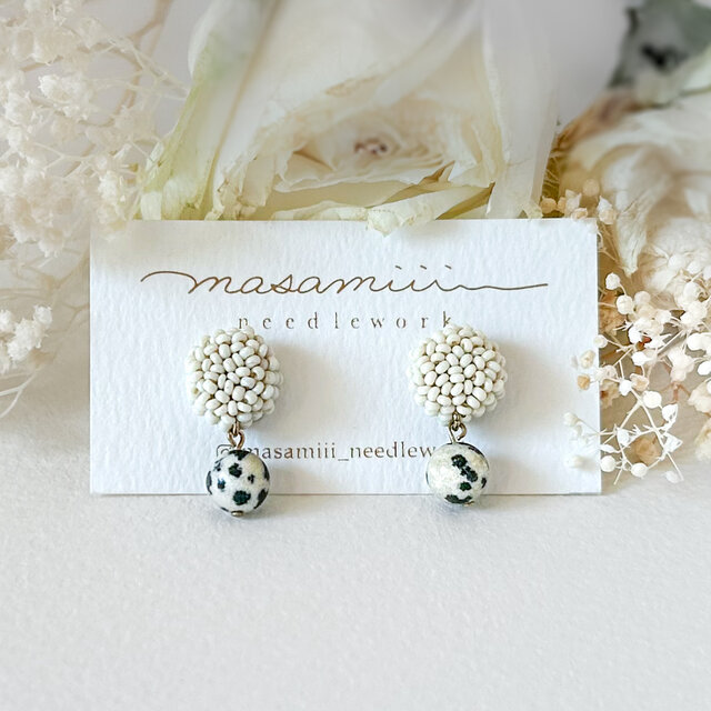 ダルメシアンジャスパーが揺れる ビーズ刺繍ピアス/イヤリング