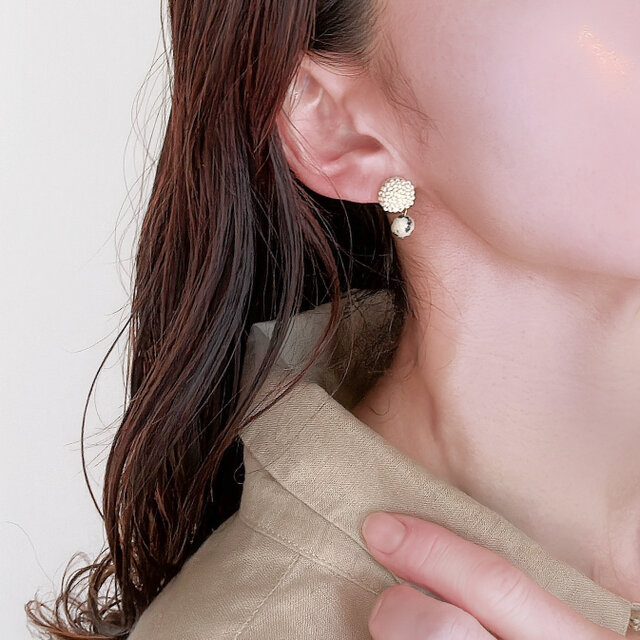 ダルメシアンジャスパーが揺れる ビーズ刺繍ピアス/イヤリング | iichi