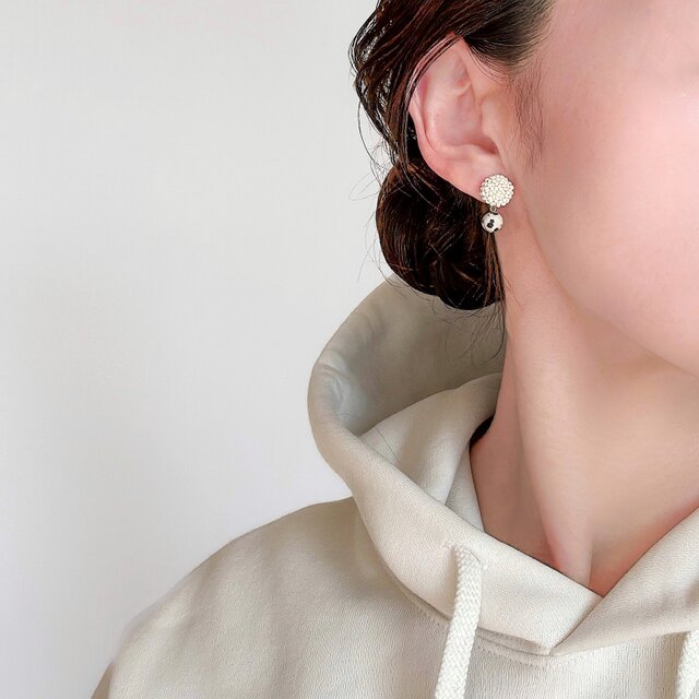 ダルメシアンジャスパーが揺れる ビーズ刺繍ピアス/イヤリング | iichi