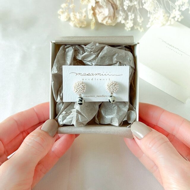 ダルメシアンジャスパーが揺れる ビーズ刺繍ピアス/イヤリング | iichi