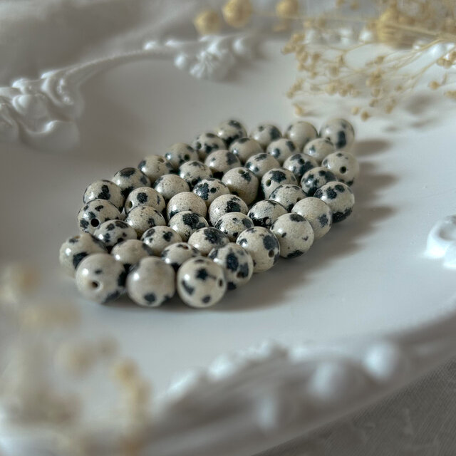 ダルメシアンジャスパーが揺れる ビーズ刺繍ピアス/イヤリング | iichi