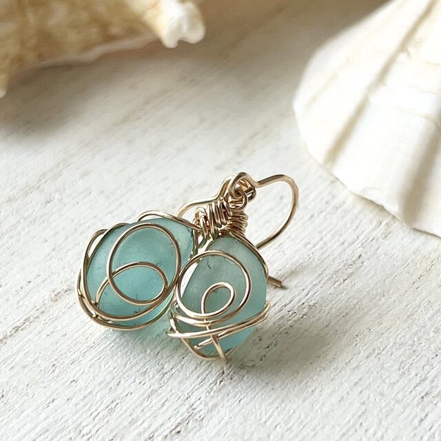 《淡路島シーグラス･14K》輝きを忘れない 海色シーグラスのフックピアス