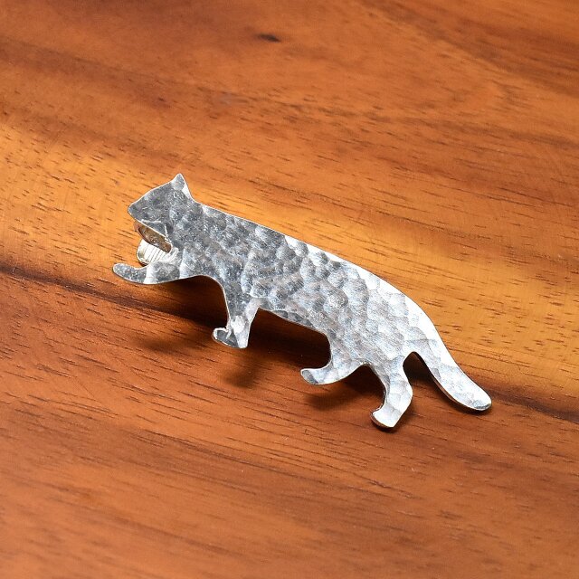 猫 シルエット 槌目模様 シルバーネクタイピン | iichi 日々の暮らしを