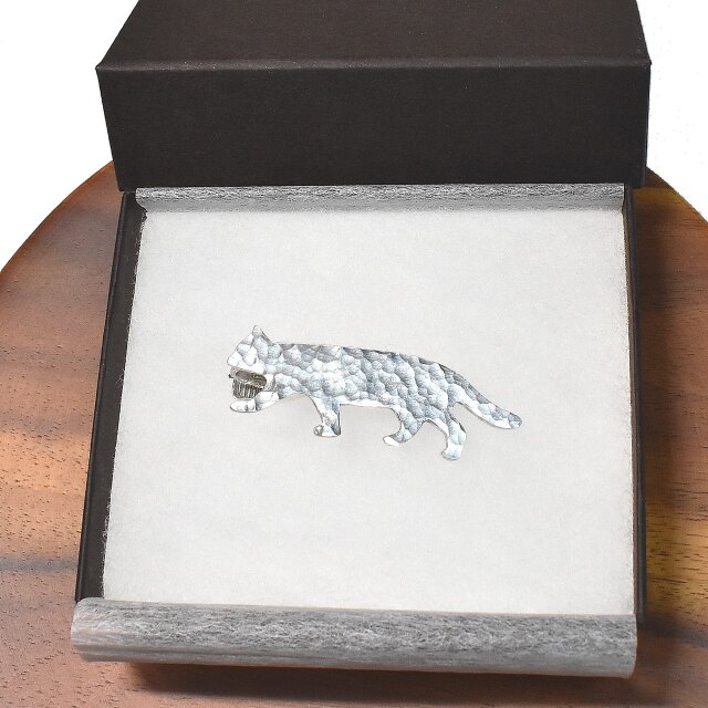 猫 シルエット 槌目模様 シルバーネクタイピン | iichi 日々の暮らしを