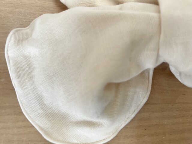 綿100%トリプルガーゼエンボス加工オフホワイトリボンタイプネック  