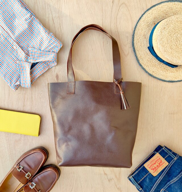 <A4がすっぽり入る>一枚革のBASICトートバッグ（メンズ/レディース/シンプル/大容量/肩掛け/軽い）ダークブラウン