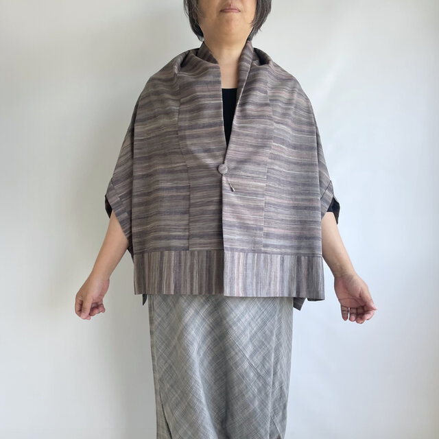 【1点もの】さんかく羽織 ブローチ付き -ウール交織 紬着物地 グレーぼかし縞 （ヴィンテージ） TRH592