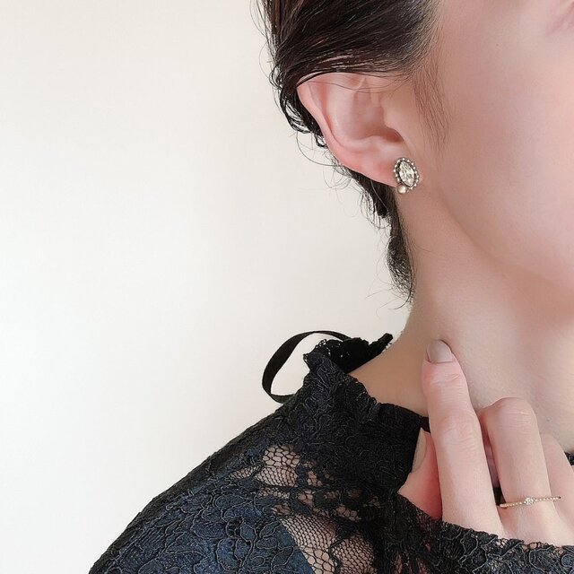 マーキスカットのクリスタルと モカパールの ビーズ刺繍ピアス