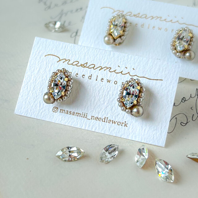 マーキスカットのクリスタルと モカパールの ビーズ刺繍ピアス