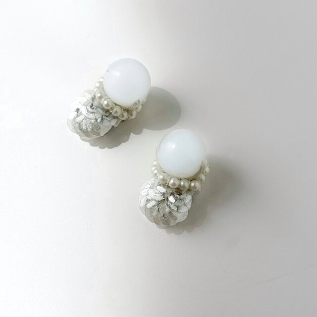 ピュアホワイトのビーズに きらめくスパンコールを添えた  ビーズ刺繍ピアス/イヤリング