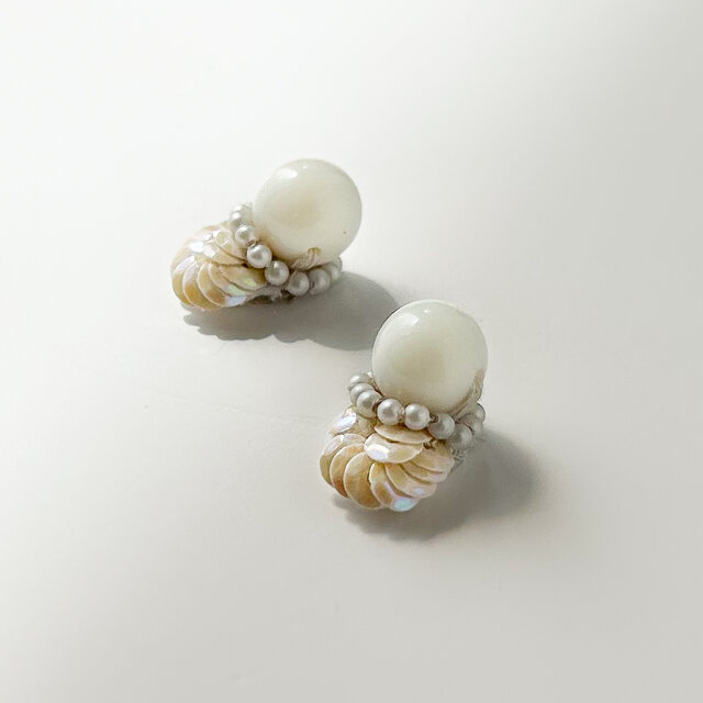 アイボリーのビーズに ピンクベージュのスパンコールを添えた  ビーズ刺繍ピアス/イヤリング