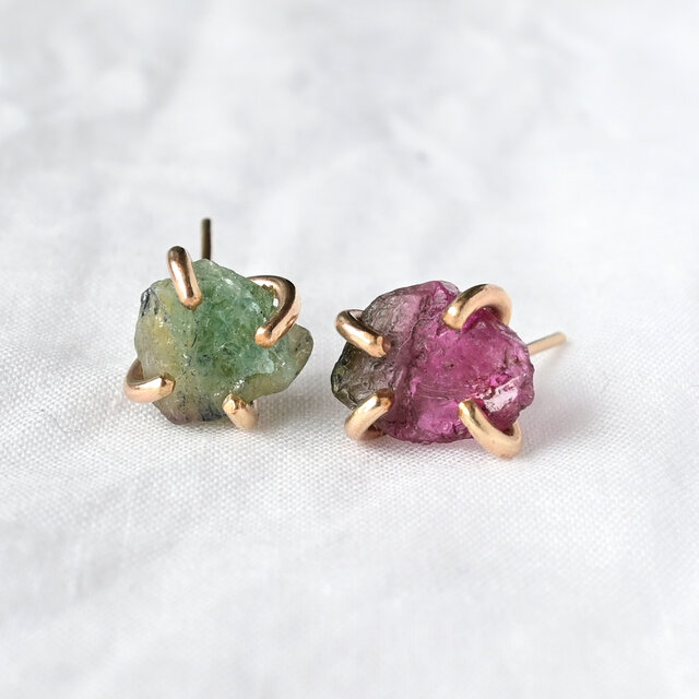 【★SALE】原石トルマリンの14kgfスタッドピアスL【A】（両耳・ペア）