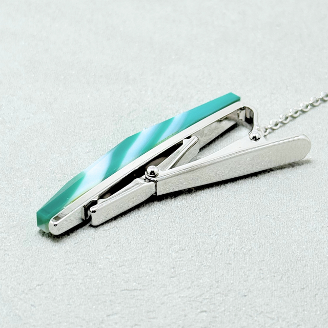 緑色の石付きネクタイピン ネクタイピン/緑の石の通販 by 風's SHOP｜ラクマ