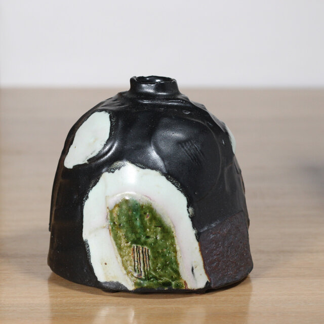 陶器 【黒釉 塗り分け花瓶】 kb105