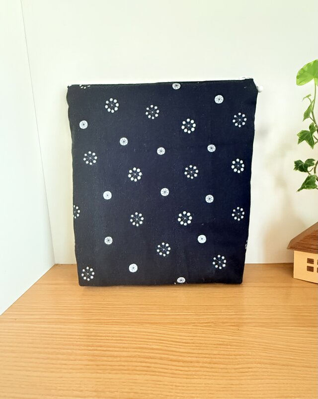 保温保冷シート付きファスナーポーチ（モノトーン）アイスリング入れにも