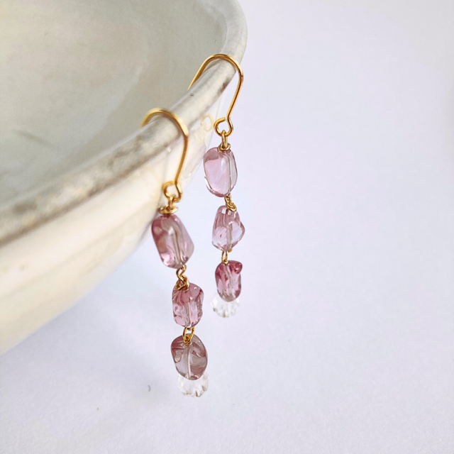 すみれ色のしずく – 三連クオーツの癒しピアス