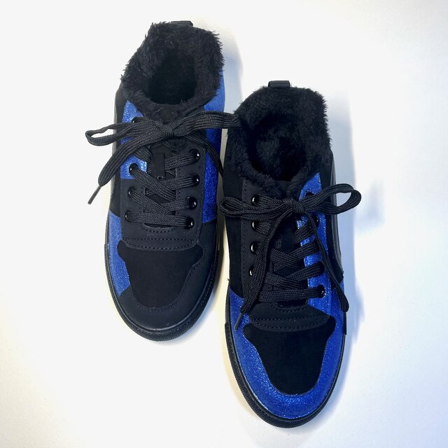 お洒落なアシンメトリーバイカラースニーカー (ブラック × ブルーラメ) 22.5cm〜25.0cm