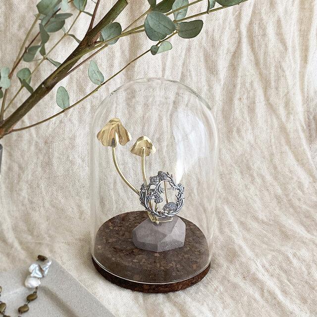 グラスドームブローチ　ハリネズミ