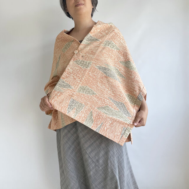 【1点もの】さんかく羽織 ブローチ付き -絹 着物地 紬 桃色に水色と緑の島の風景 （ヴィンテージ） TRH612