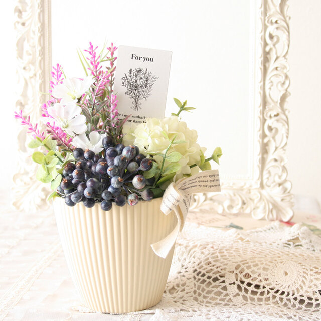 ごろっとベリーが可愛いラベンダーの造花アレンジメント