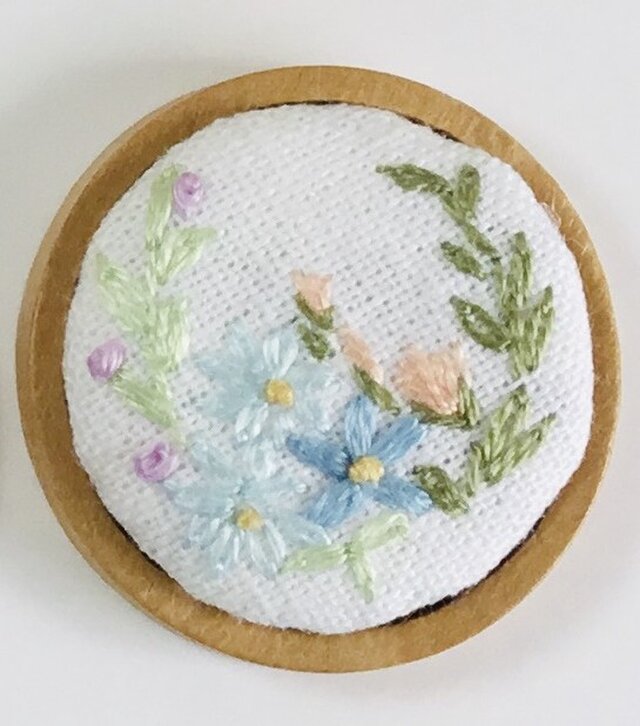 花刺繍のウッドフレームブローチ | iichi 日々の暮らしを