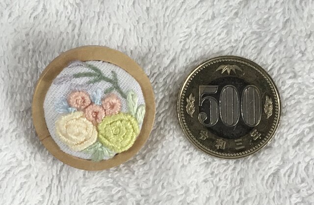 花刺繍のウッドフレームブローチ | iichi 日々の暮らしを心地よくする