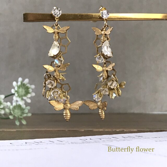 Vintage glass stone： 蜂と月と小花の耳飾り