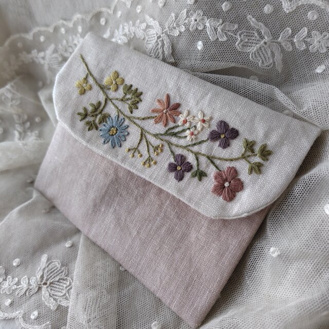 野の花*手刺繍*ミニポーチ*ピンクベージュ | iichi 日々の暮らしを