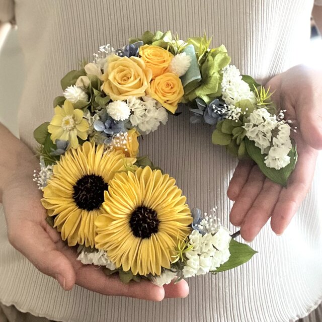 ほころぶ黄色 ひまわりの三日月リース 父の日 | iichi 日々の暮らしを