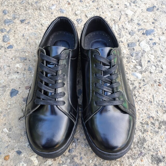 本革スニーカー　ブラック　ビジネススニーカー　丈夫なイタリアンレザー採用