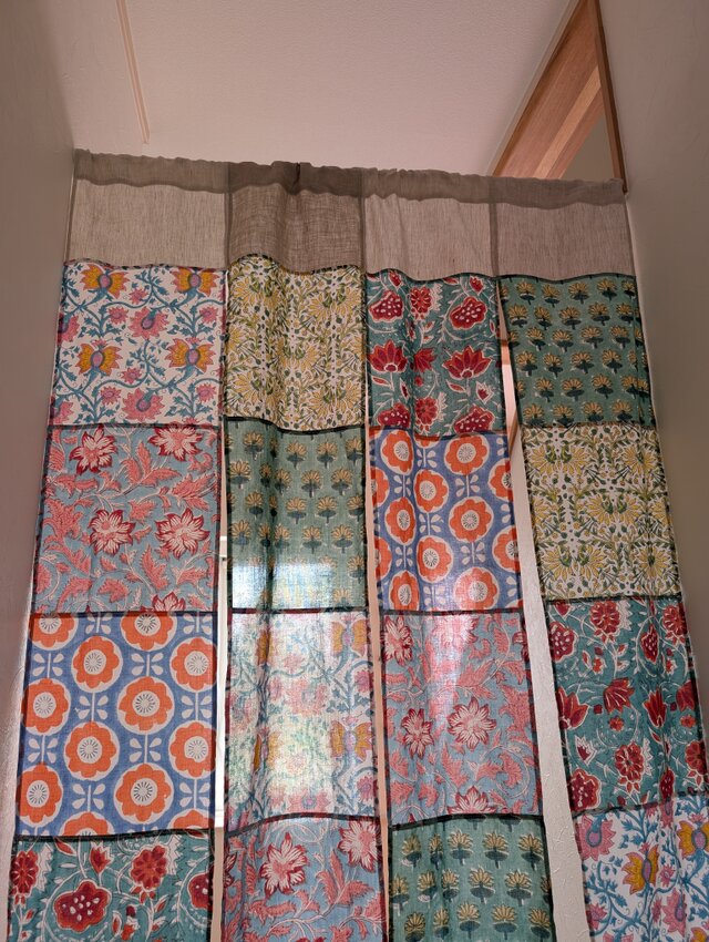 ♥️風に揺らめく♥️夏の4連のれん♡Aタイプ♥️ハンドブロックプリント♥️大きめパッチワーク4連♥️のれん★85✕150★