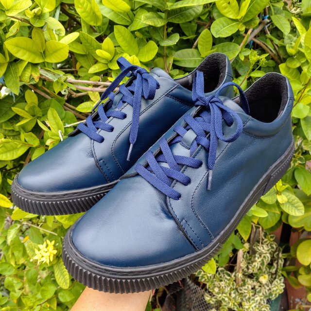 エレガントで高級感あるスニーカー ネイビーカラー ビジネスシーンを