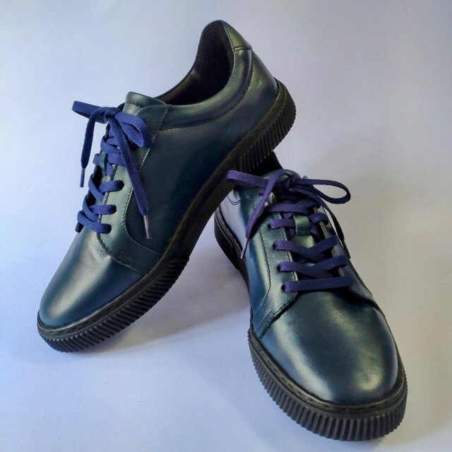 エレガントで高級感あるスニーカー ネイビーカラー ビジネスシーンを