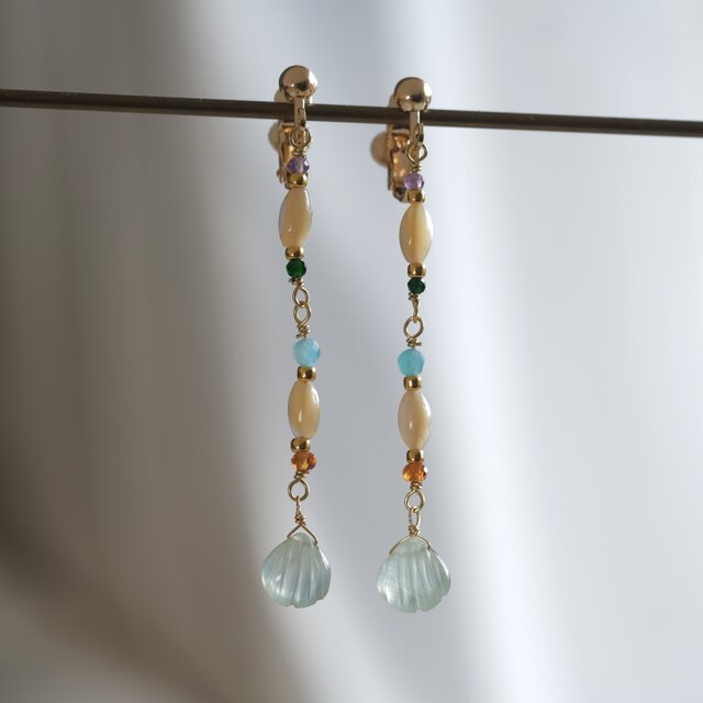 フローライト×マザーオブパール ラウンドカービングピアス Pierce | konotoki