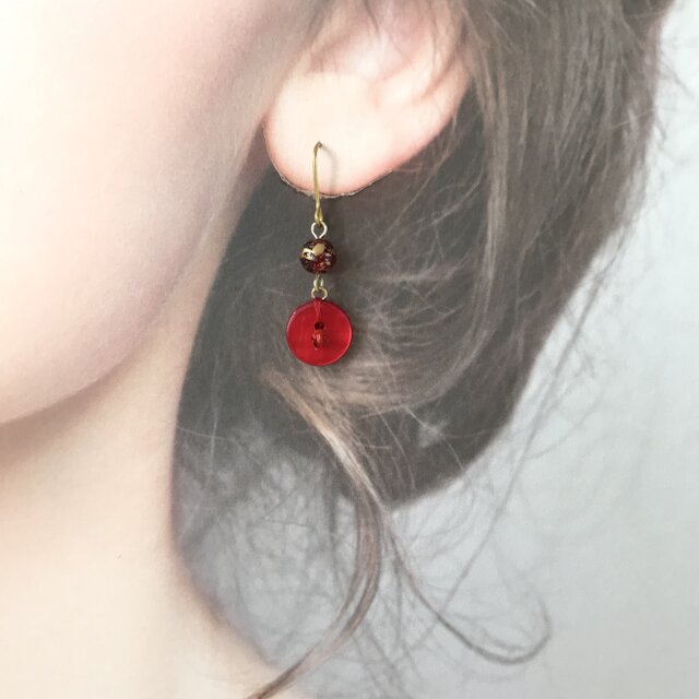 赤色 の シェル ピアス （イヤリング） レッド ガラス 丸