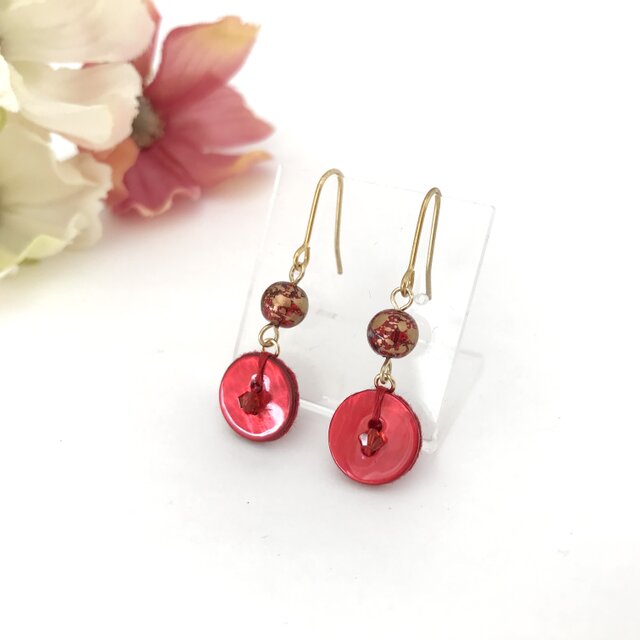 赤色 の シェル ピアス （イヤリング） レッド ガラス 丸 | iichi 日々