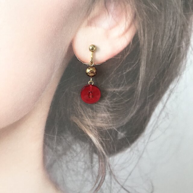 赤色 の シェル ピアス （イヤリング） レッド ガラス 丸