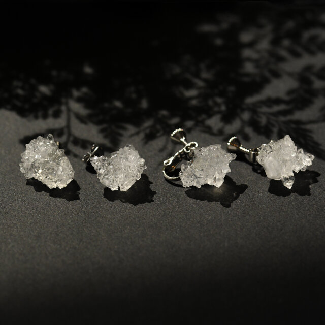 モロッコ産水晶 原石 ピアス イヤリング 鉱物 天然石 金属アレルギー対応 ハンドメイド アクセサリー (No.2916)