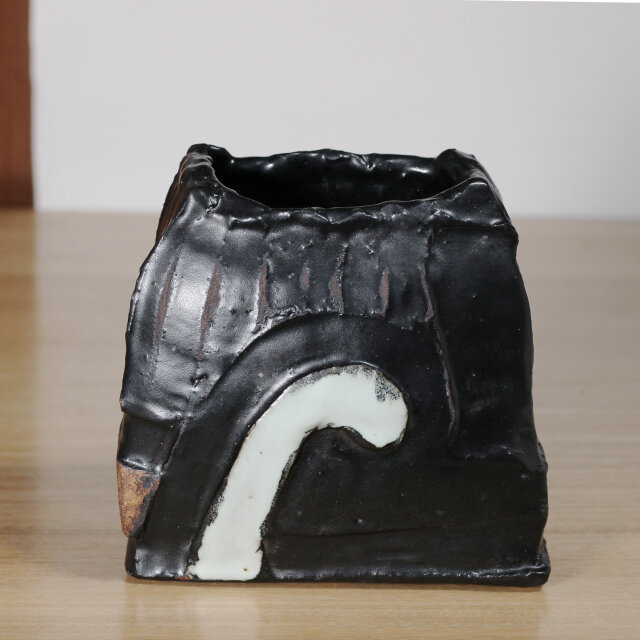 陶器 【黒釉 模様入り花瓶】kb107 | iichi 日々の暮らしを心地よくする